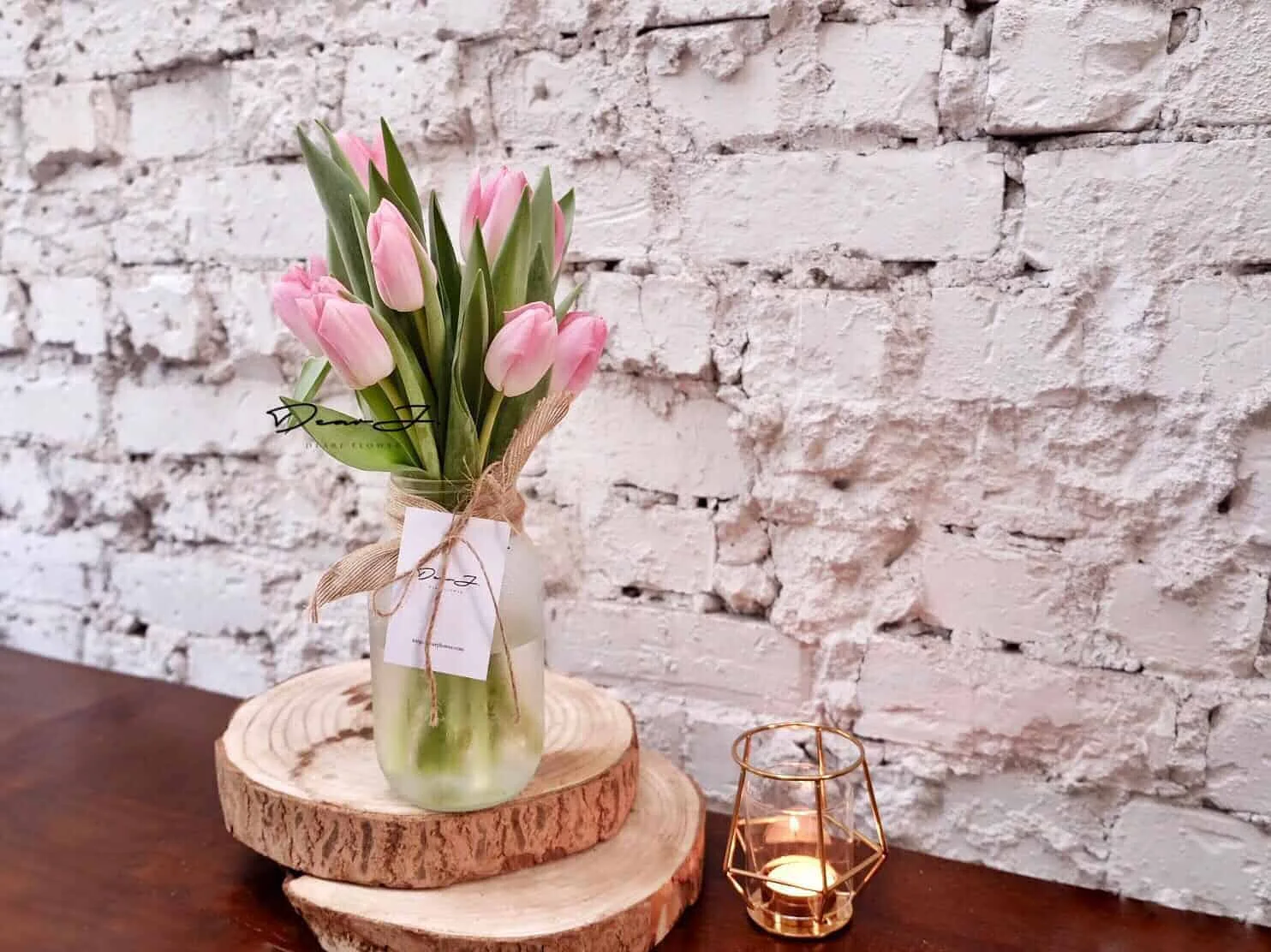 10 Tulips in jar 1